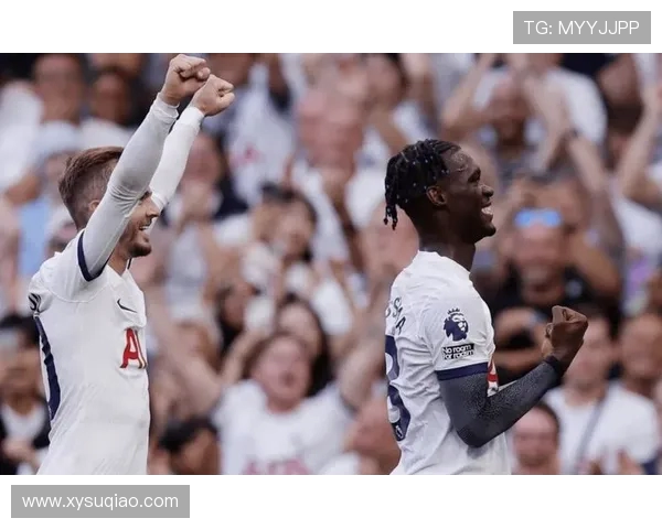 曼联热刺激战看台球迷热情高涨共同见证精彩对决 曼联热刺激战看台球迷热情高涨共同见证精彩对决