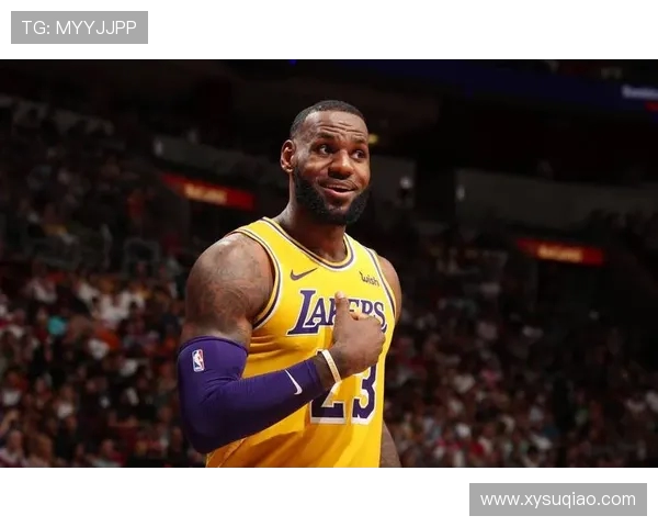 詹姆斯：篮球场上的传奇巨星与时代的象征